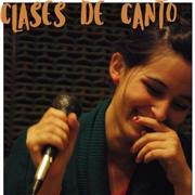 Profesora de canto popular, lecto escritura musical y acompañamiento con instrumento armónico